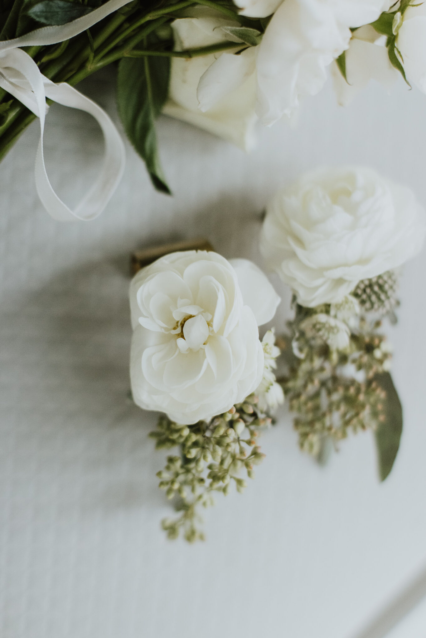 groom's boutonniere with white flower