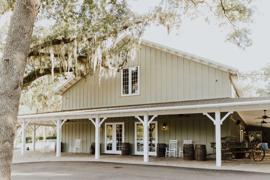 outside view of bowing oaks wedding venue in jacksonville florida 