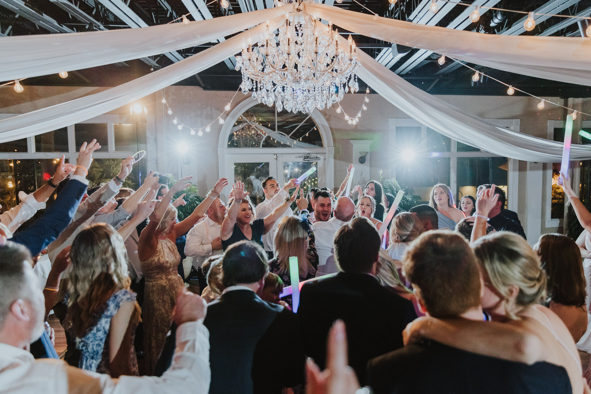 bride and groom and their guests packing the dance floor in a circle 
